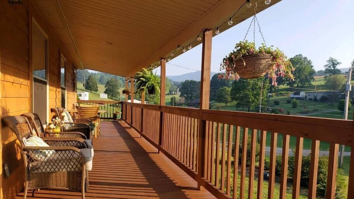 Pembroke House | The Stonewood Acre: laid-back mountain vibe.