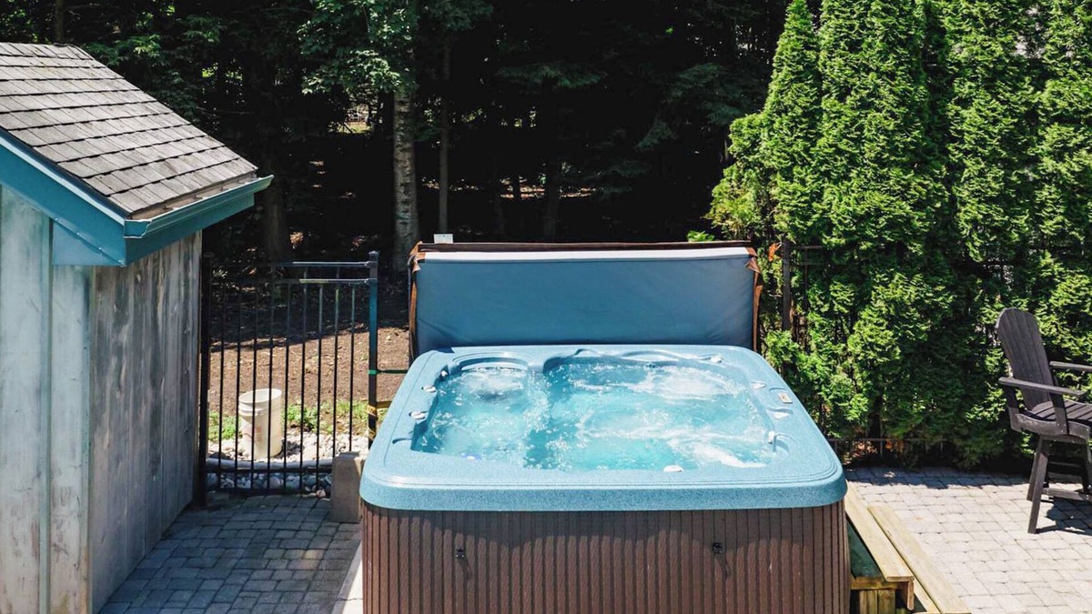 Bayfield Cottage | the Stonewood, New Hot Tub! King Bed!