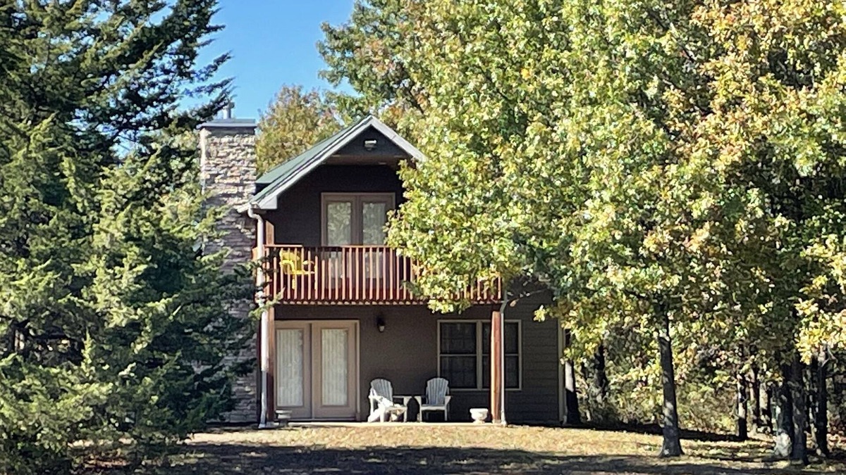 Stoutsville Cabin | “The Stoutsville Cabin” offers you a peaceful and secluded getaway!