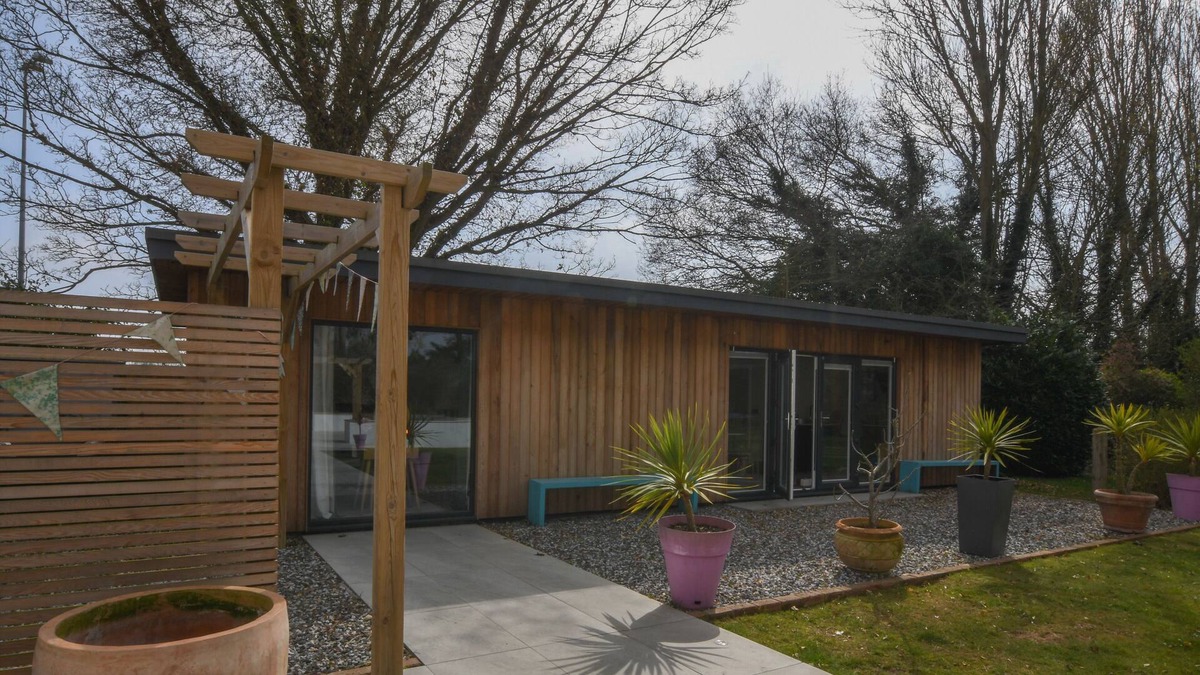 Eyke Cabin | THE STUDIO AT THE CURATAGE, BROMESWELL, pet friendly in Woodbridge