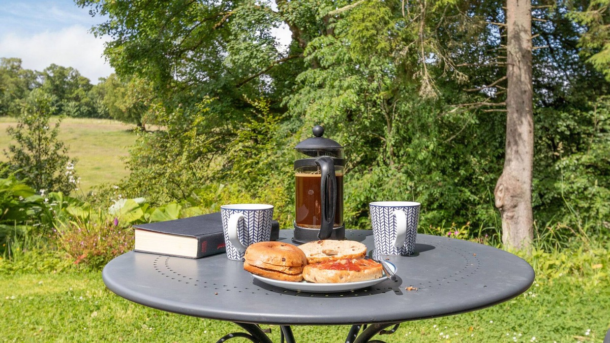 Dunblane Cottage | THE STUDIO, romantic, with open fire in Dunblane