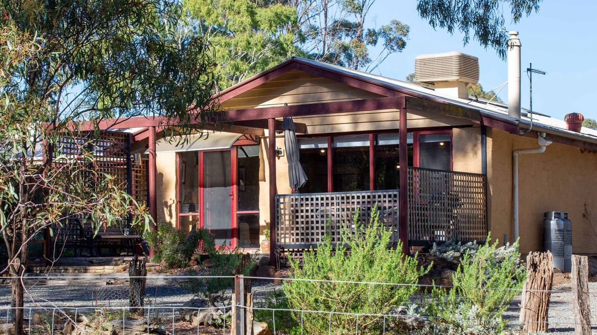 Axe Creek Apartment | The Studio under the gum tree.