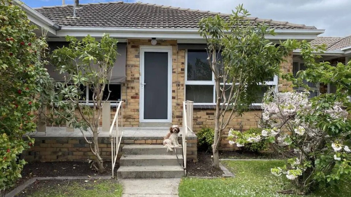 Mordialloc House | The stylish Mordi Gem with alfresco deck! 5 min walk- beach, restaurants, shops