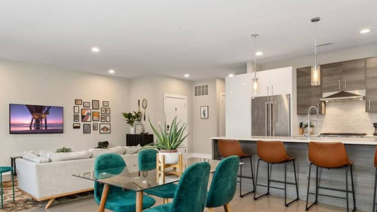 Pilsen Condo | The Suite Spot Eclectic Modern Central Sleeps 6