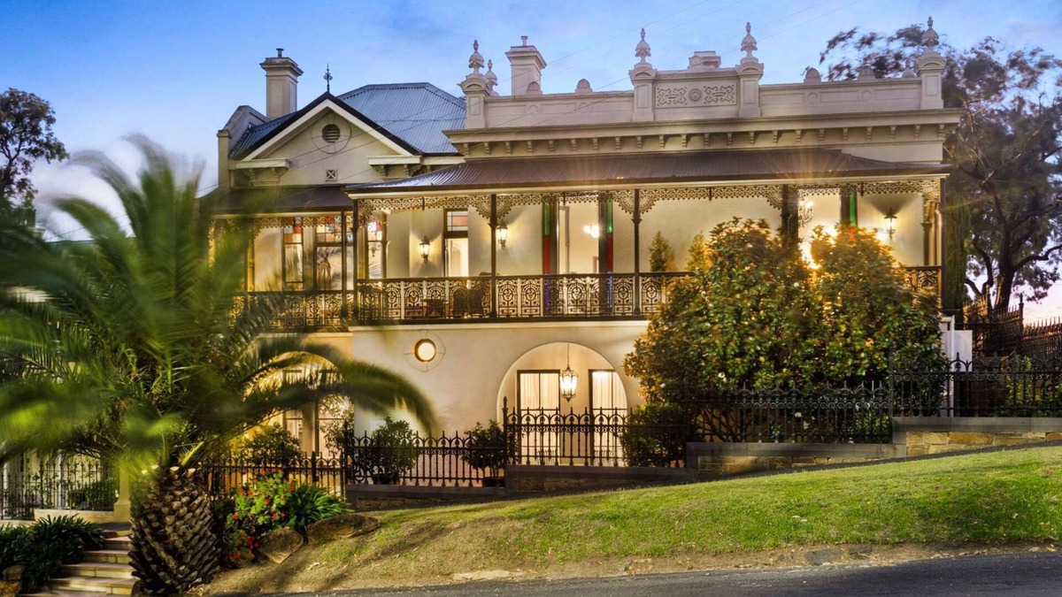Bendigo Apartment | The Suites, Villa Belgravia - Suite 2 - luxury self-contained in central Bendigo