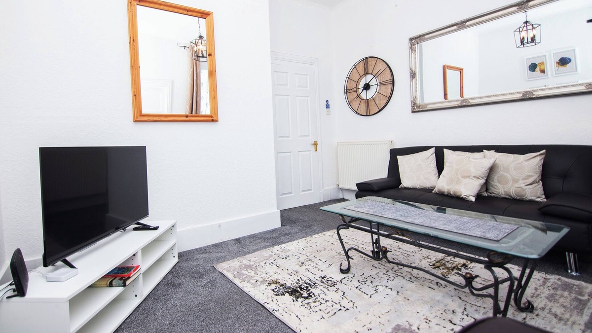 Aberdeen West End Apartment | The Summit West end Spacious City flat with Private parking