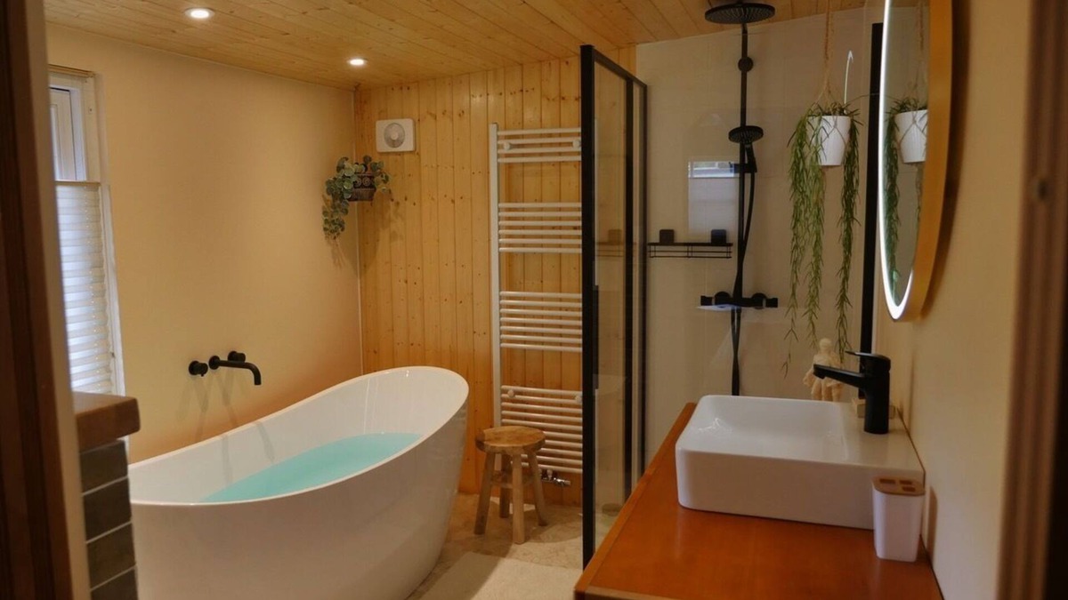 Diessen Ski Chalet | The Sunbird Inn, with luxury bathroom in quiet resort with many amenities