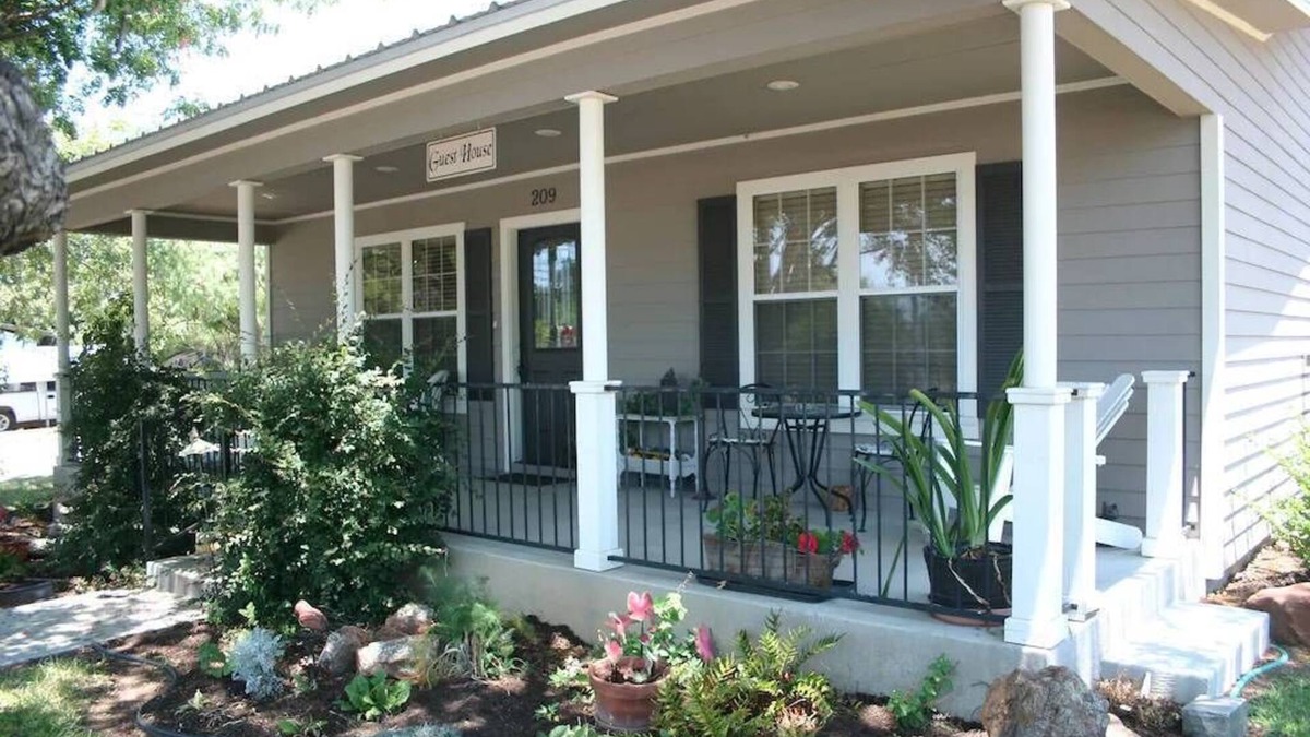 Llano House | The Sunday House -Adorable Hill Country Cottage - Llano River, Shopping, Sights