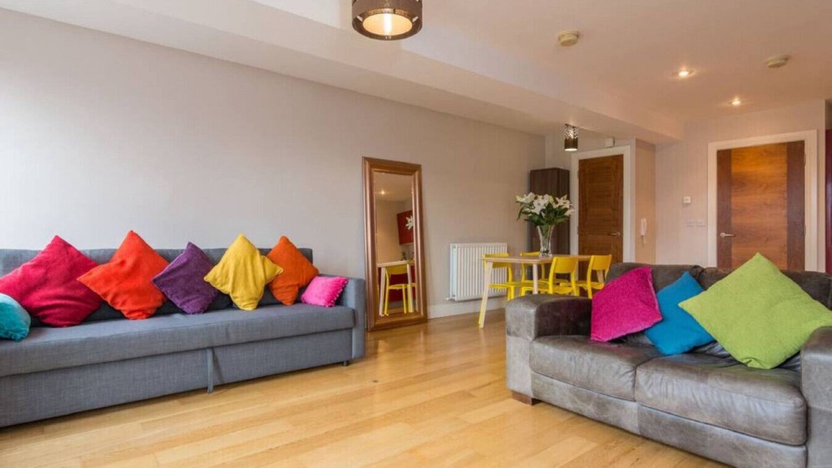 Cathedral Quarter Apartment | The Sunflower Central Belfast Apartment | Sleeps 4 | Steps from Cathedral Quarter