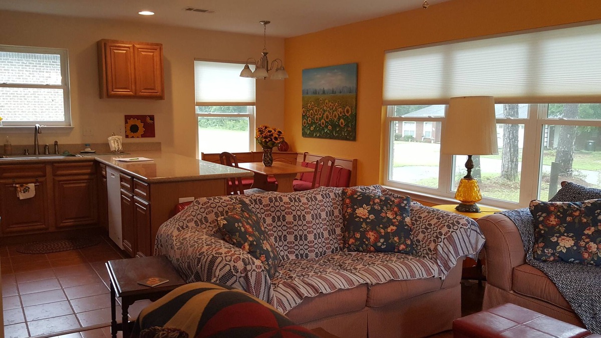 Brent Apartment | The Sunflower Inn is a cozy, comfortable and private full 1 bedroom apartment.