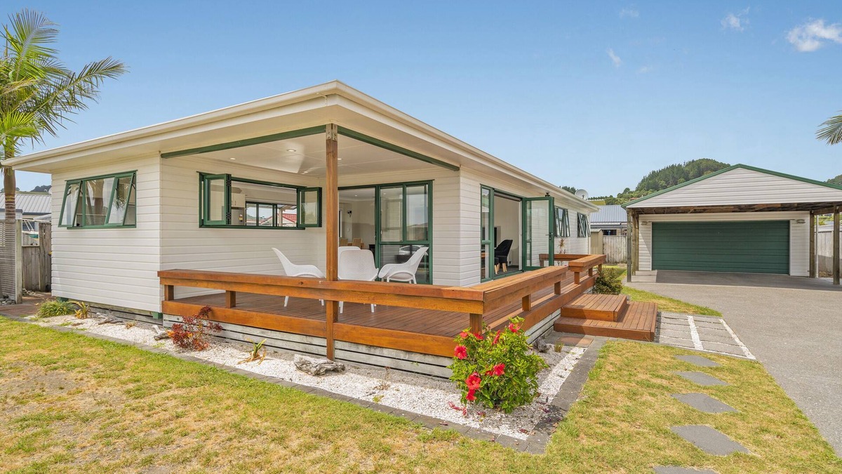 Cooks Beach House | The Sunny Bach - Cooks Beach Holiday Home