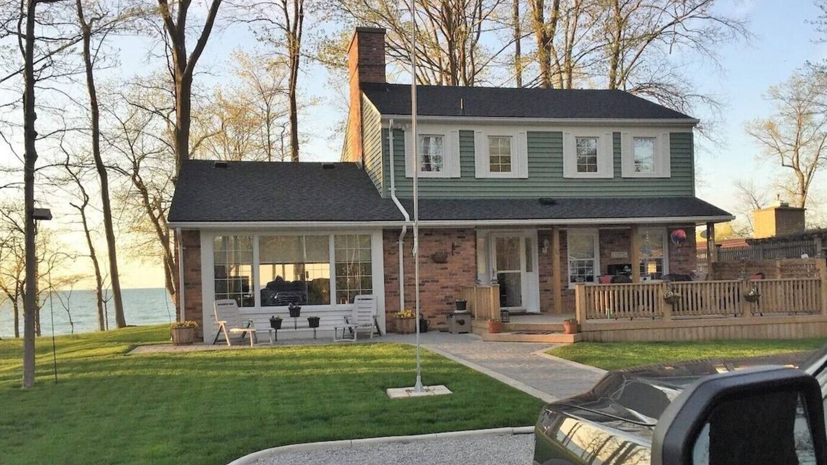Wyoming House | The Sunset Bell Lakehouse & Beachfront Retreat - Lake Huron