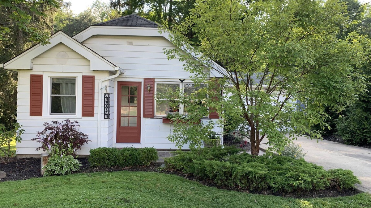 Huntsburg Cottage | The Sunshine Cottage of Chagrin Falls: Monthly Rental +