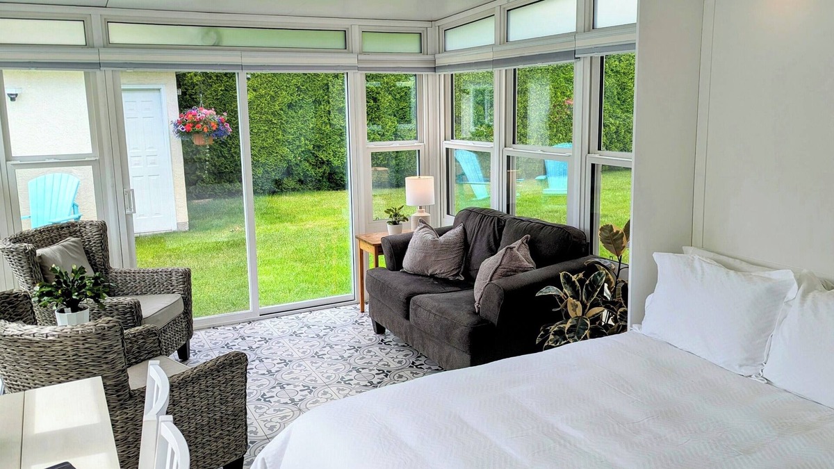 South Pandosy Apartment | The Sunshine Suite - Near Beaches and Wineries!