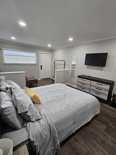 Cleveland Apartment | The Sunshine Suite