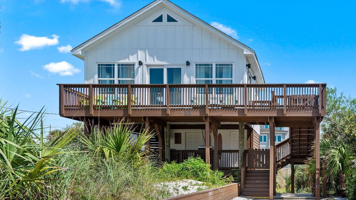 Villa Primera House | 🏖️ The Surf Shack | Gulf Views + 30 Steps to Beach | Budget + Pet-Friendly 🐾