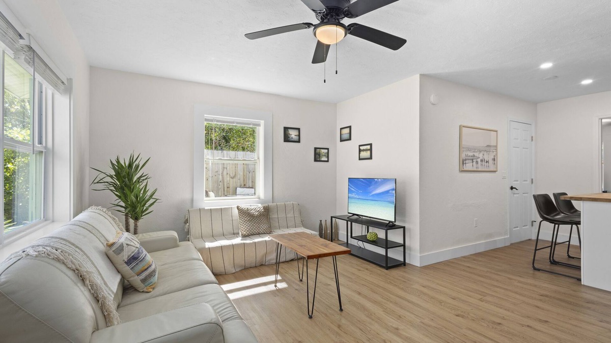 River District Apartment | The Surf Suite | Dog | Near AMI | Near IMG | Patio | TV