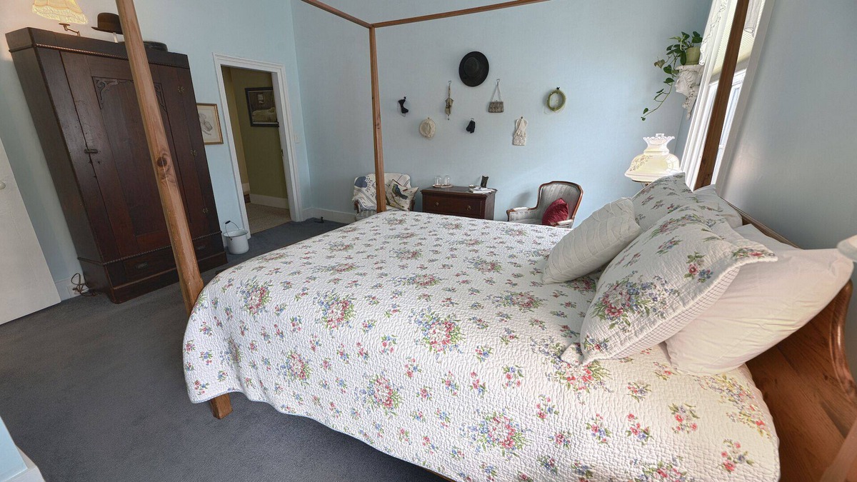 Canandaigua Bed & Breakfast | The Susan B. - King room with shower