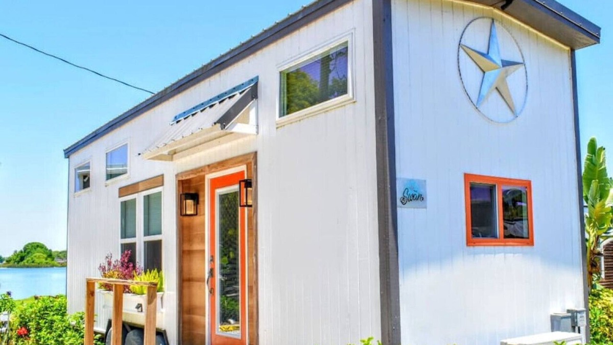 Northwest Orlando House | The Swan Orlando Tiny House with a lake view