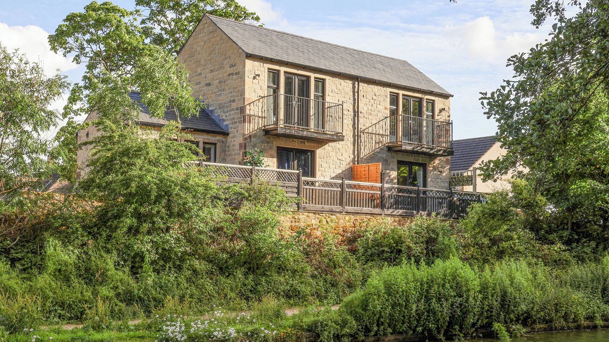 Eshton Cottage | THE SWANS NEST LOCK VIEW, pet friendly, with hot tub in Gargrave