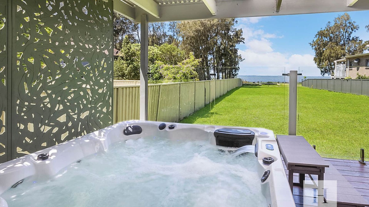 Tuggerawong House | The Sweet Retreat - Hot tub with Lakeviews!