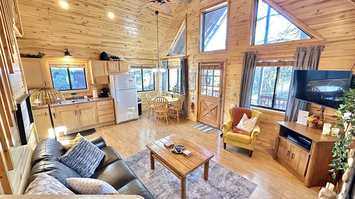 Heber Cabin | The Tamarack | Spa, Updated Décor, Pets allowed!