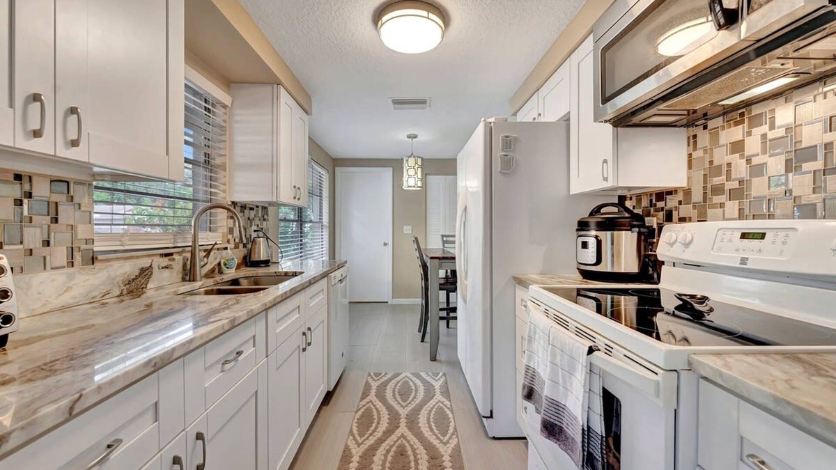 Tarpon Springs House | The Tarpon Treasure - Family Home 5 Mins to Beach