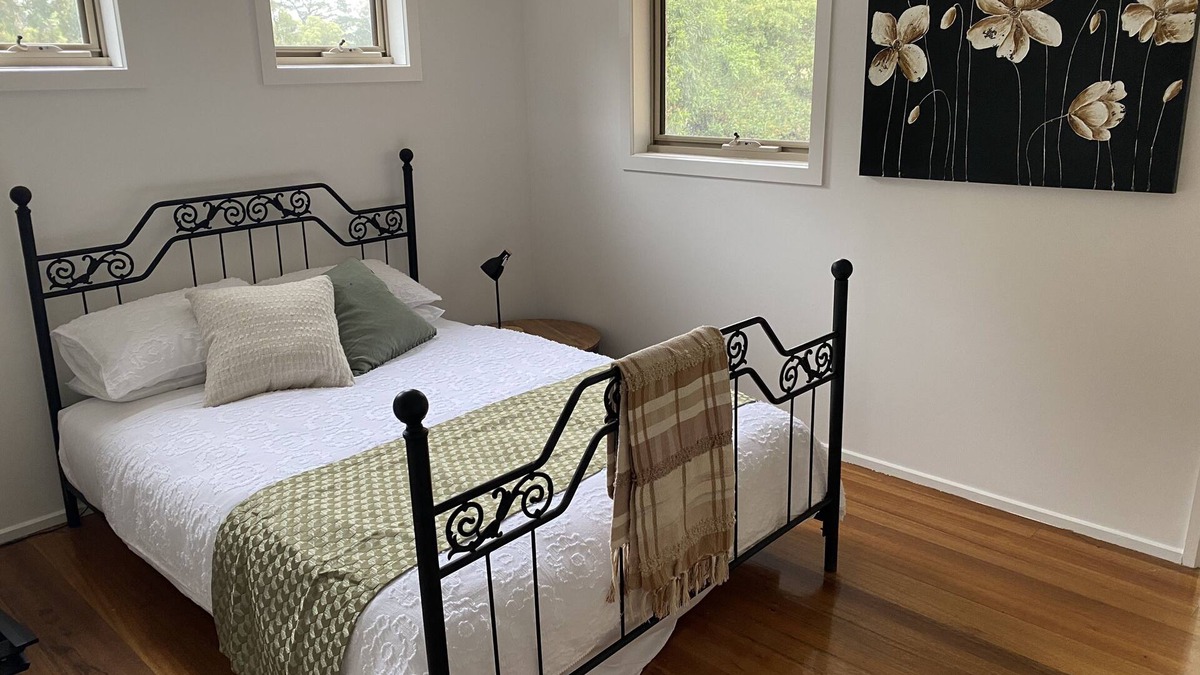 Kilmore House | The Tee House is conveniently located in Kilmore township next to Golf Course.