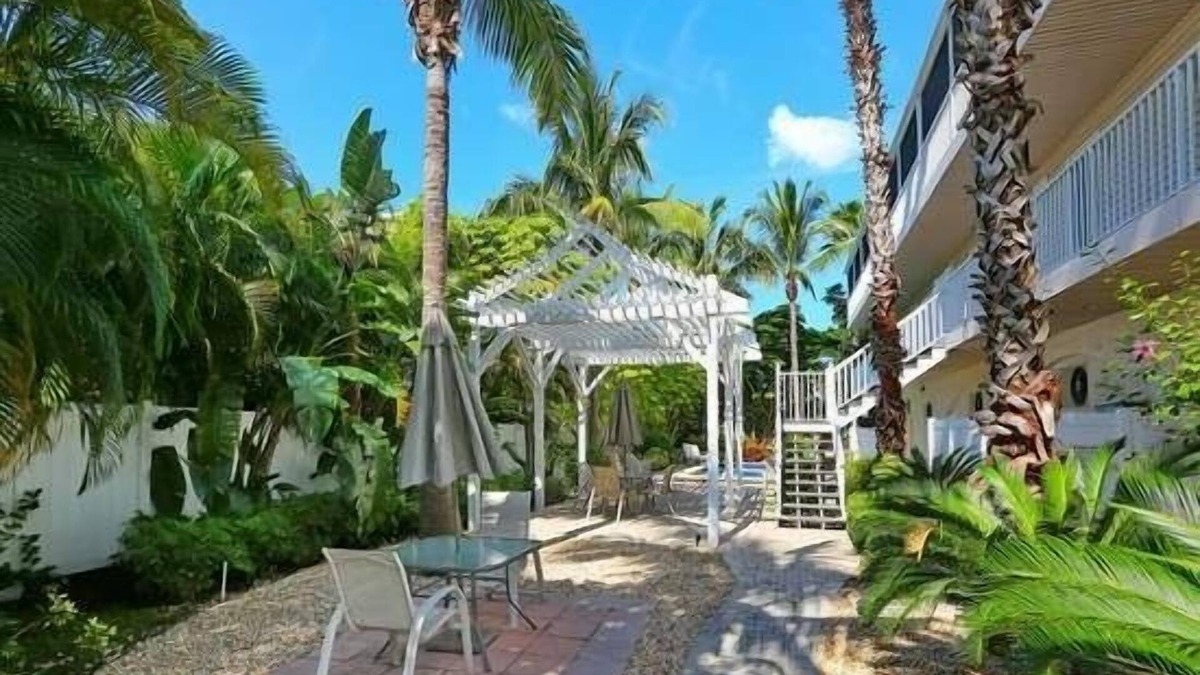 Ilexhurst Condo | The Terrace 3 2 Bedroom Townhouse by RedAwning
