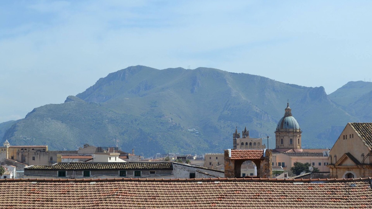 Monte di Pieta Apartment | The terrace on the historic market