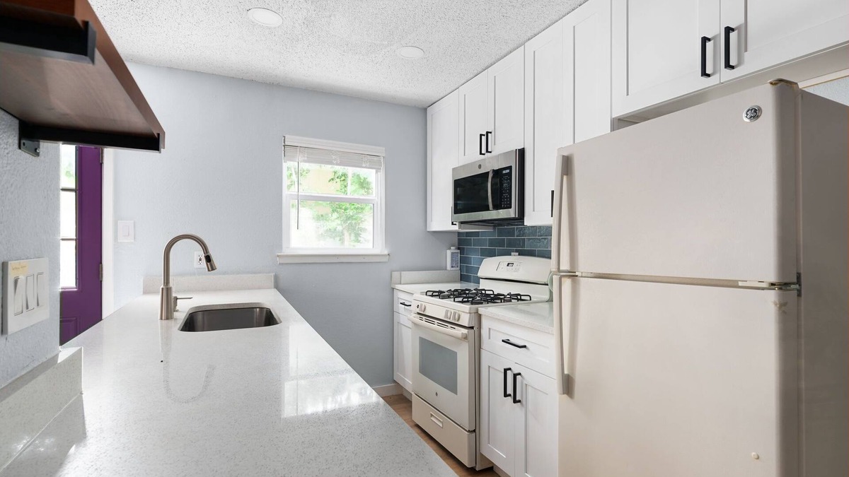 McNeil House | The Texan House, Sleeps 6, Domain ShoppingQ2