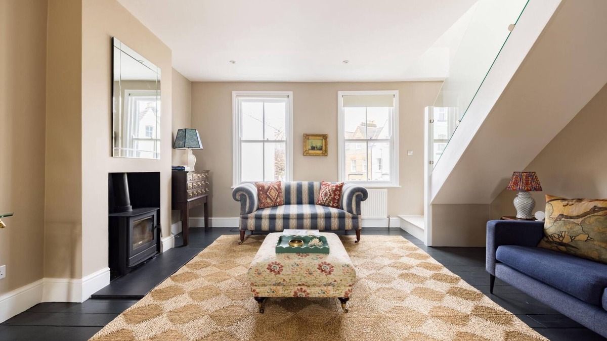 Battersea House | The Thames Embrace 3 BR+Garden House in Battersea