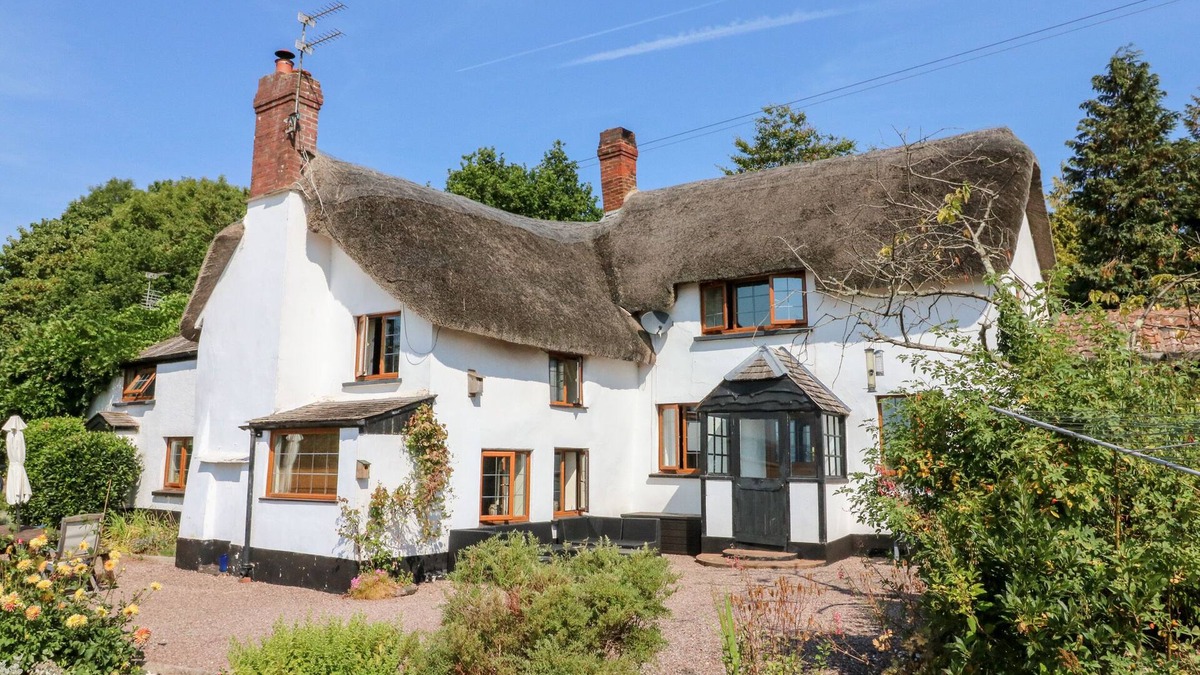 Crediton Cottage | THE THATCHED COTTAGE, pet friendly, with hot tub in Crediton