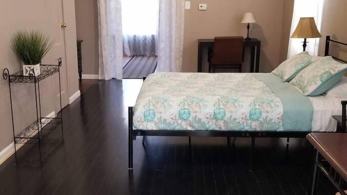Near Eastside Apartment | ☆The Tiger Suite❤Free parking lot parking☆