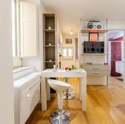 Rione Duomo Apartment | The Time Traveler's Den studio-apartment
