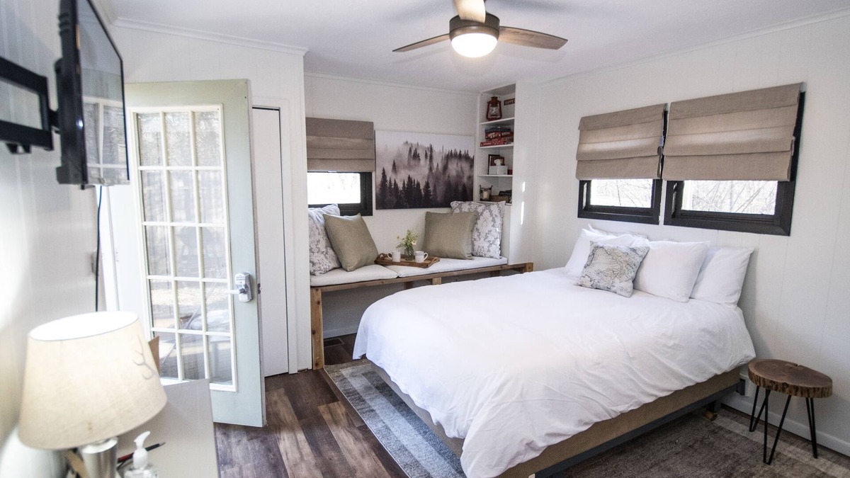 Williams Bay House | The Tiny Bay House - Romantic Hideaway