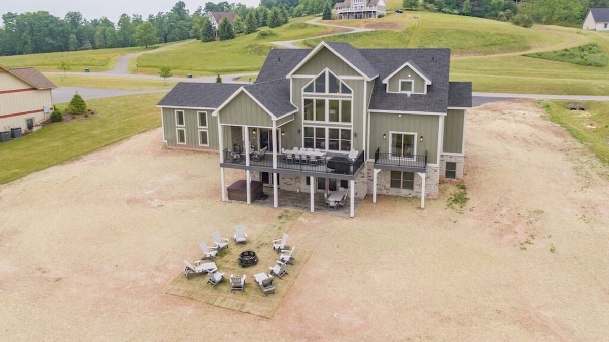 Waterfront Greens House | The Tippy Canoe - Luxurious 8BR - Indoor Pool & Hot Tub - Deep Creek Lake - FREE