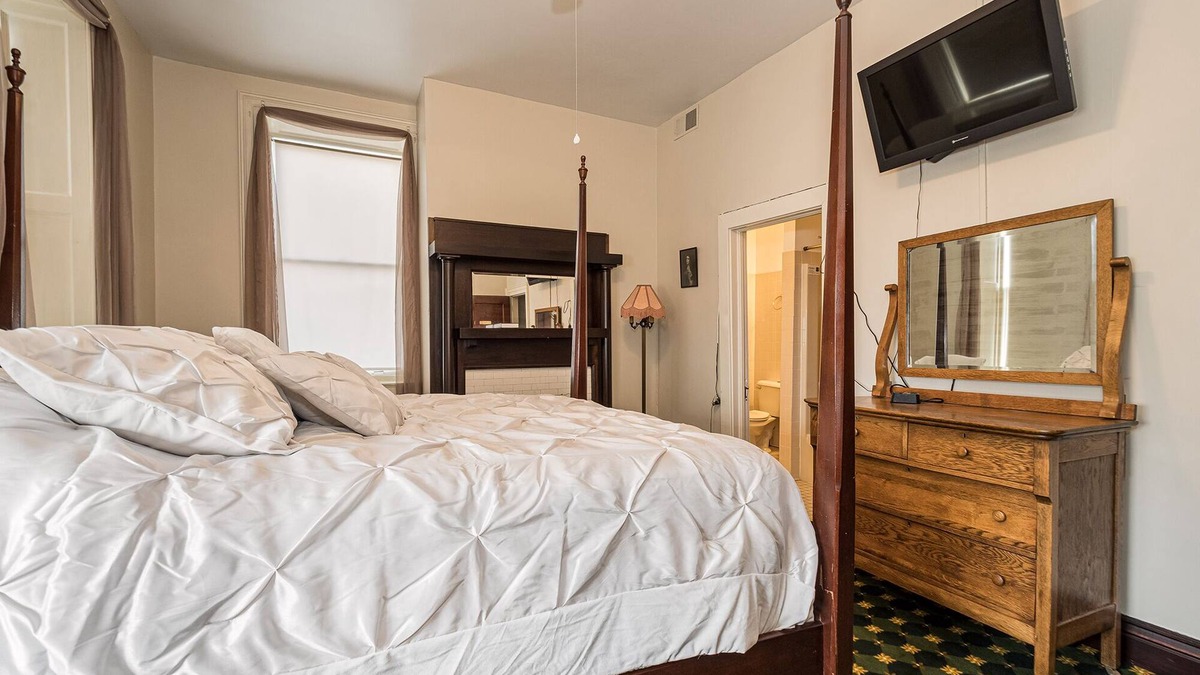Farmington Hotel | The Titlow | Historic Victorian Inn Room