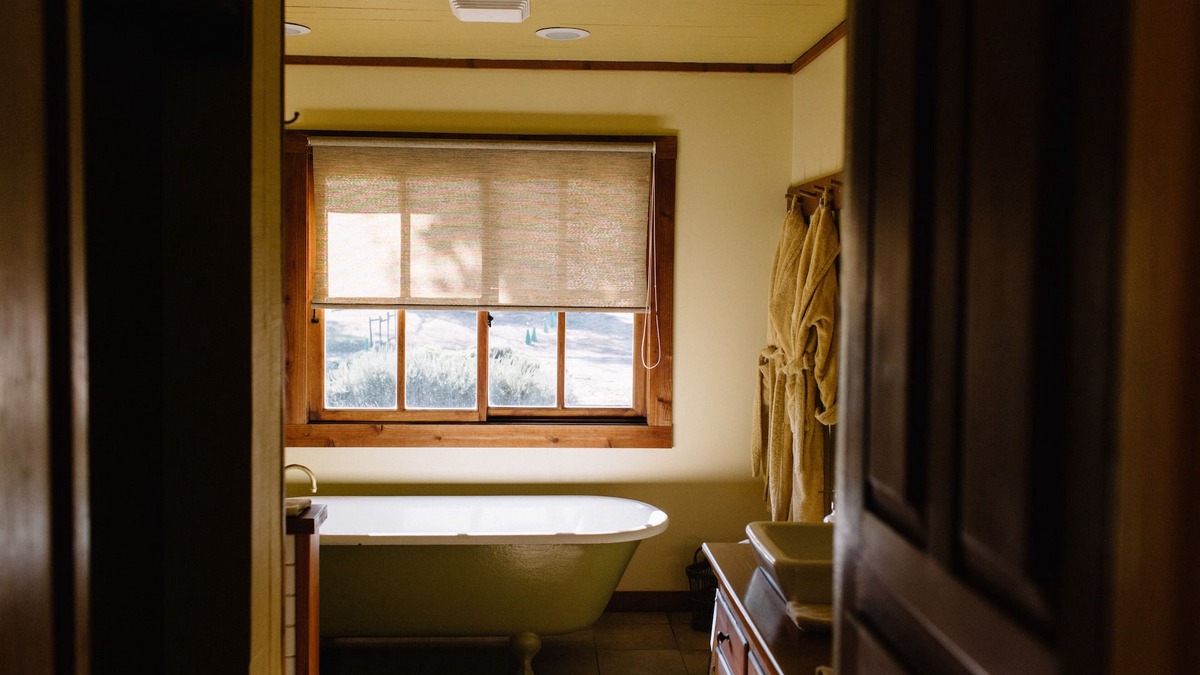 Ukiah House | The Toll House & Bunkhouse at Whispertree; Elegantly Renovated Historic Home!
