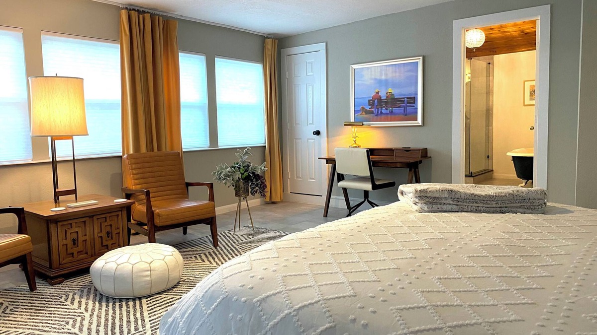 Tomball House | The Tomball House: 2bed 2bath steps away from coffee, dining, and shopping