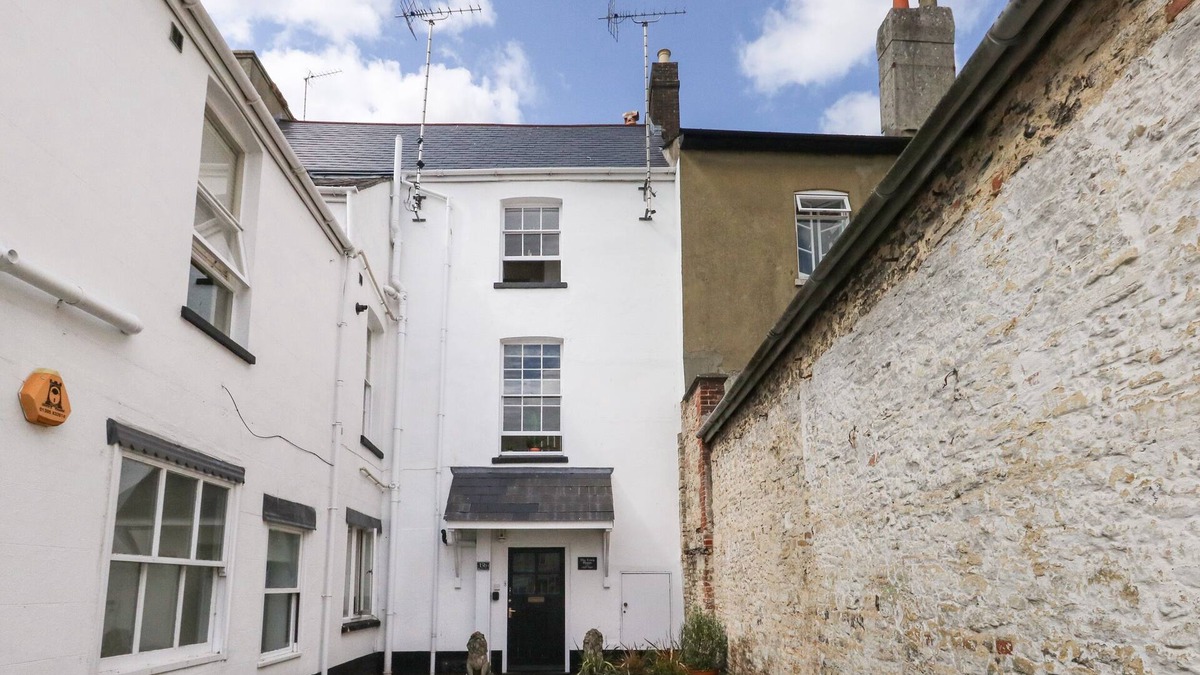 Dorchester House | THE TOWN HOUSE, pet friendly, character holiday cottage in Dorchester
