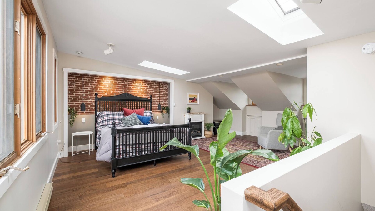 Inner Harbour House | The Townhouse, Downtown Kingston