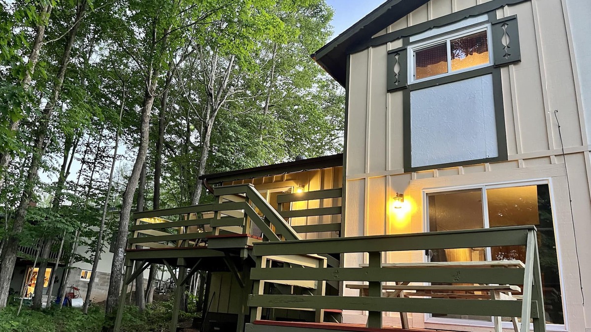 Hurley House | THE TRAILSIDE EAGLE'S NEST