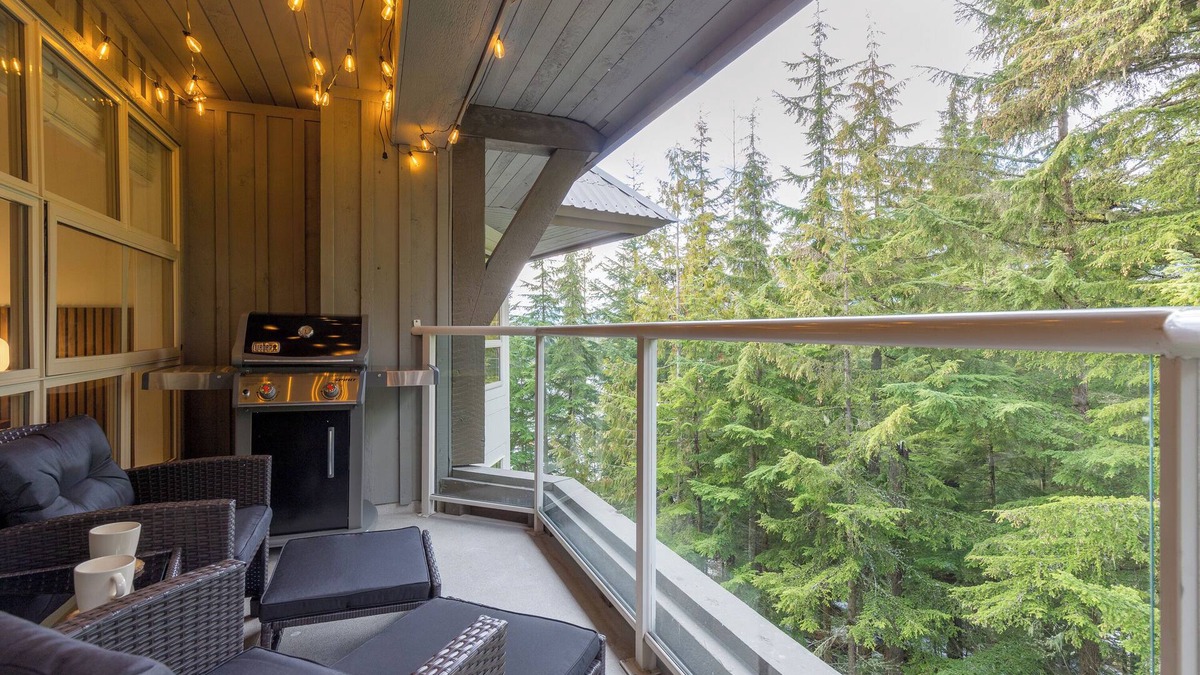 Blackcomb Condo | ❄︎The Treehouse❄︎ New Top Floor 1 BR Ski in/out - 3 Hot Tubs & Pool | The Aspens