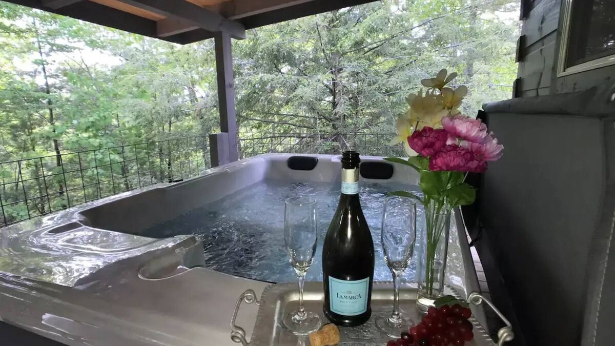 Jamestown Cabin | The Treehouse - TN Honeymoon Cabin - HOT TUB - in BSF!
