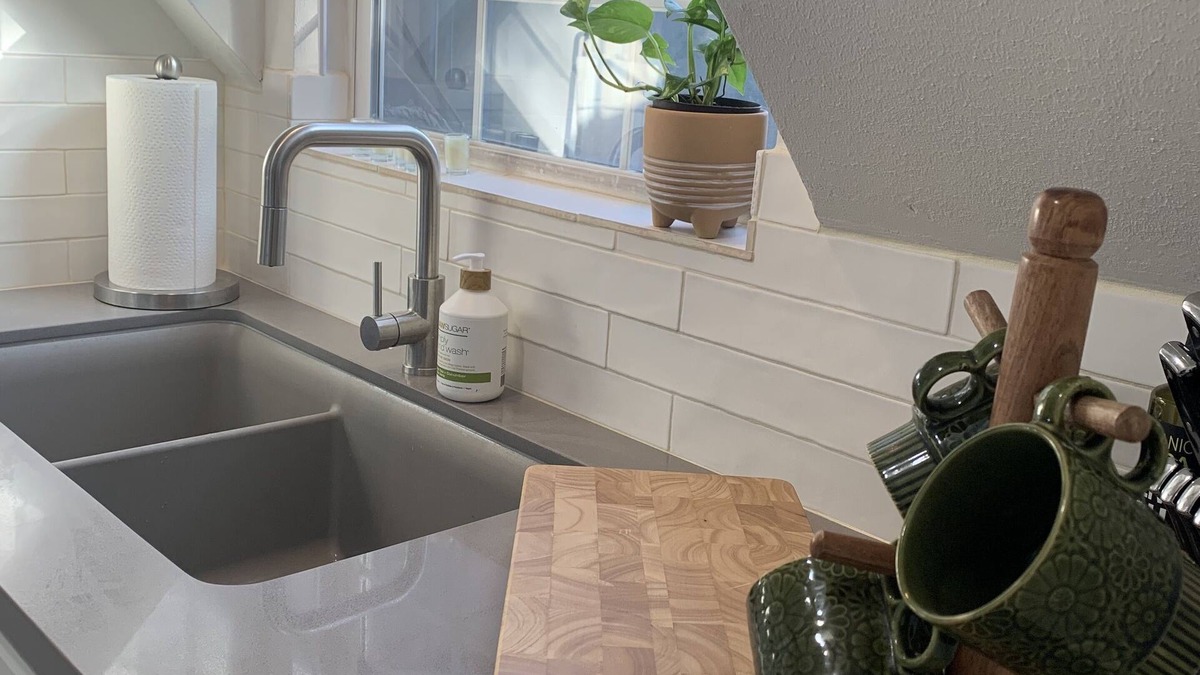 Greater Heights Apartment | the treehouse: w/outdoor hot tub - houston heights