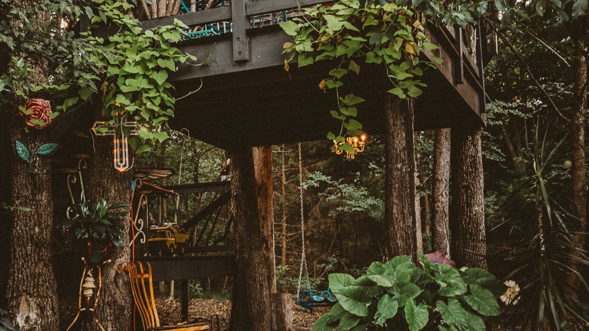 Elmo Cottage | The Treehouse, with a deck for grilling and relaxation.