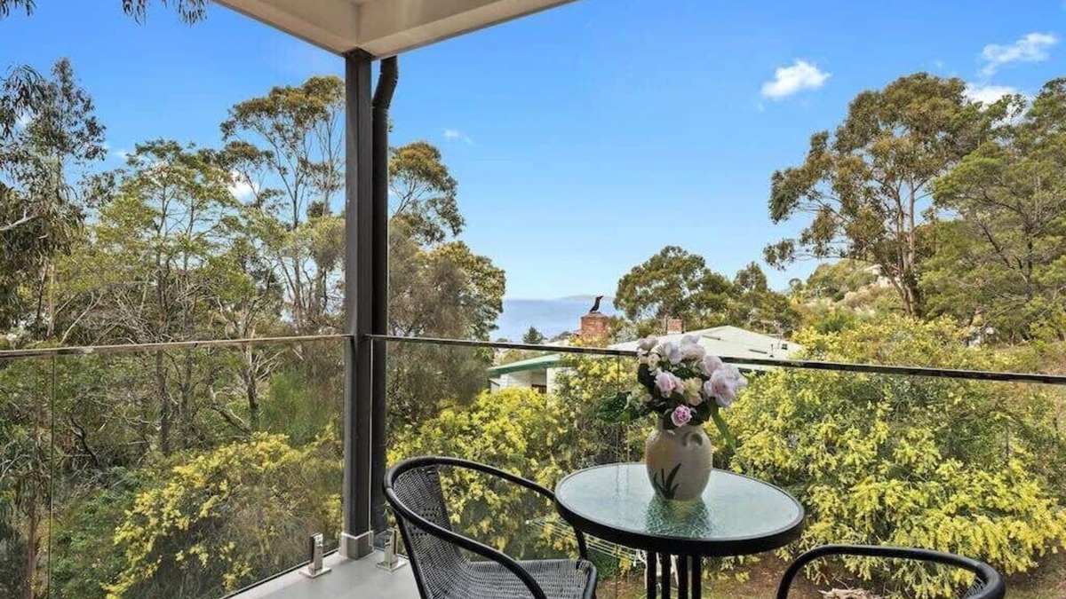 Taroona Apartment | "The Treetops Nest" self contained apartment.