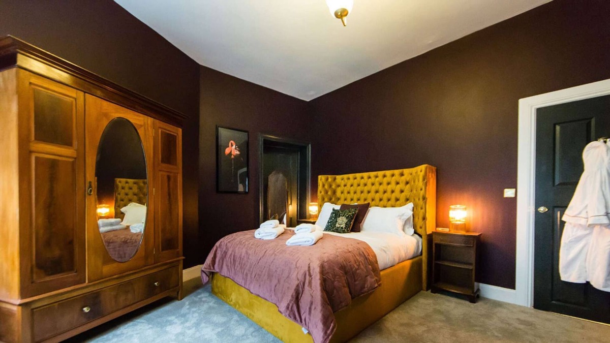 Askrigg Apartment | The Tricky Woo Suite at Skeldale House