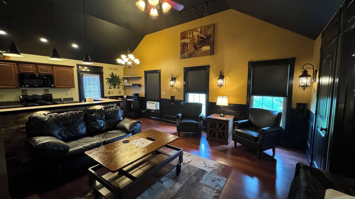Wilmington House | The Tuscan- 1.3 miles from World Equestrian Center.Beautiful country setting!